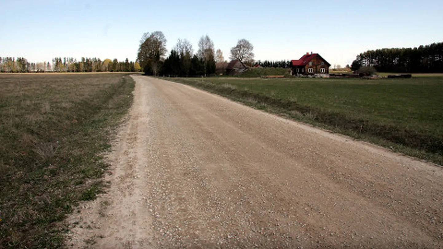 Nädala hakul vihma ajal soolatatud tee tolmab nüüd mõnda aega loodetavasti vähem, lõplikult lahendab külaelanike mure aga üksnes korralik mustkate.