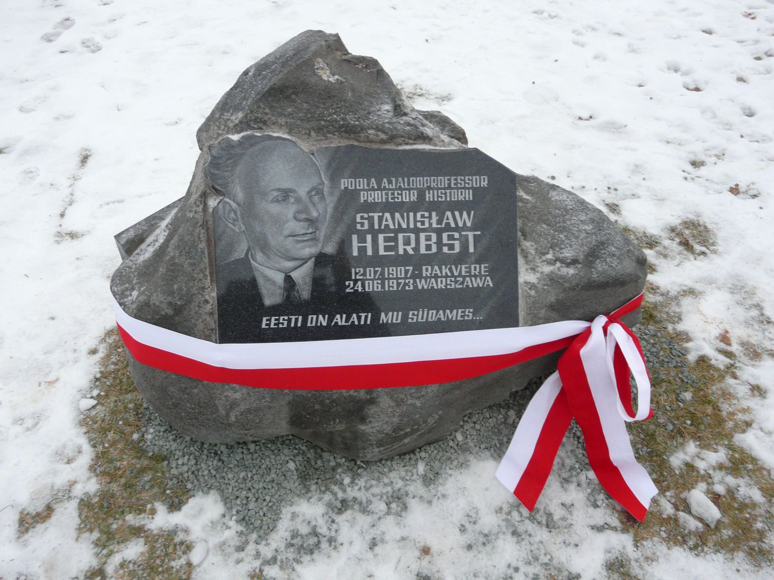 Kolmapäeval avati kirikupargis Rakverest pärit Poola ajaloolasele professor Stanisław Herbstile mälestuskivi.