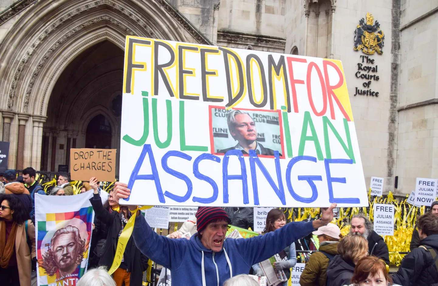 WikiLeaksi asutaja Julian Assange'i toetajad protestimas Londoni kohtuhoone ees.