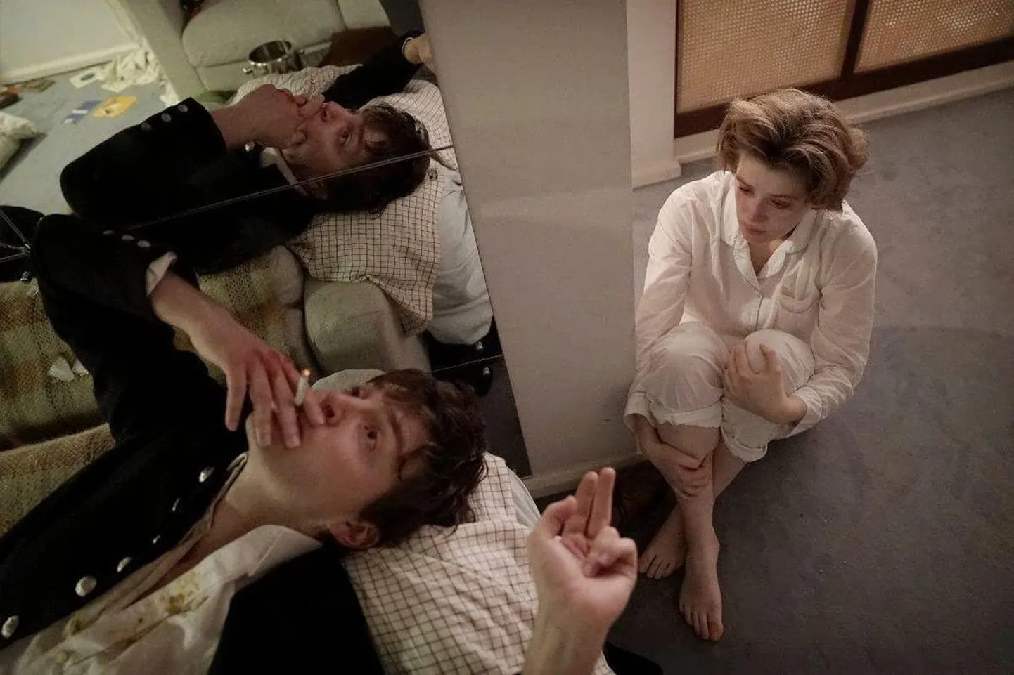 Turvaliselt boheemlikus keskkonnas veedavad aega Anthony ja Julie (Tom Burke ning Honor Swinton Byrne).