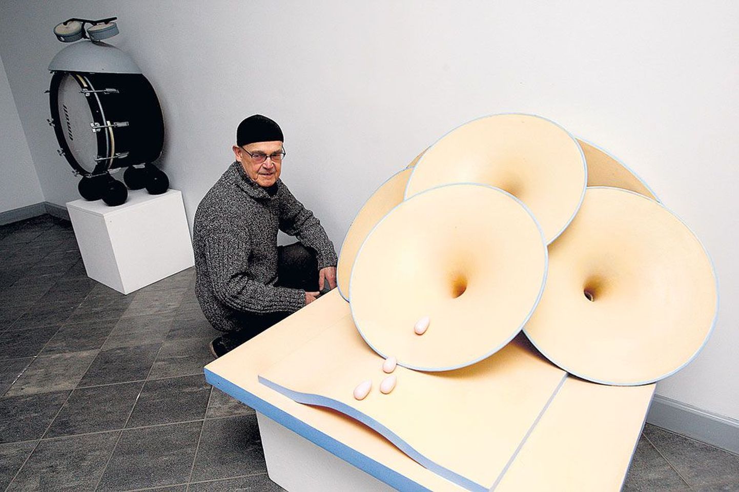 Kaarel Kurismaa (70) seadis eile Tartu kunstimuuseumis üles oma näitust, mis avatakse täna õhtupoolikul.