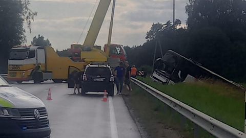 VIDEO ⟩ Autobusa avārija Smiltenē: cietušās komandas treneres norāda, ka šoferis uzvedies savādi
