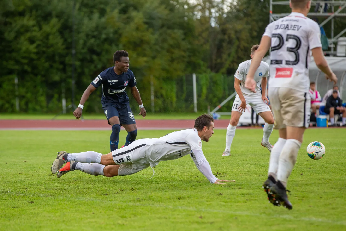 Tartu Tammeka (valges mänguvormis) kohtus 30. augustil Paide linnameeskonnaga ja kaotas 3:1.