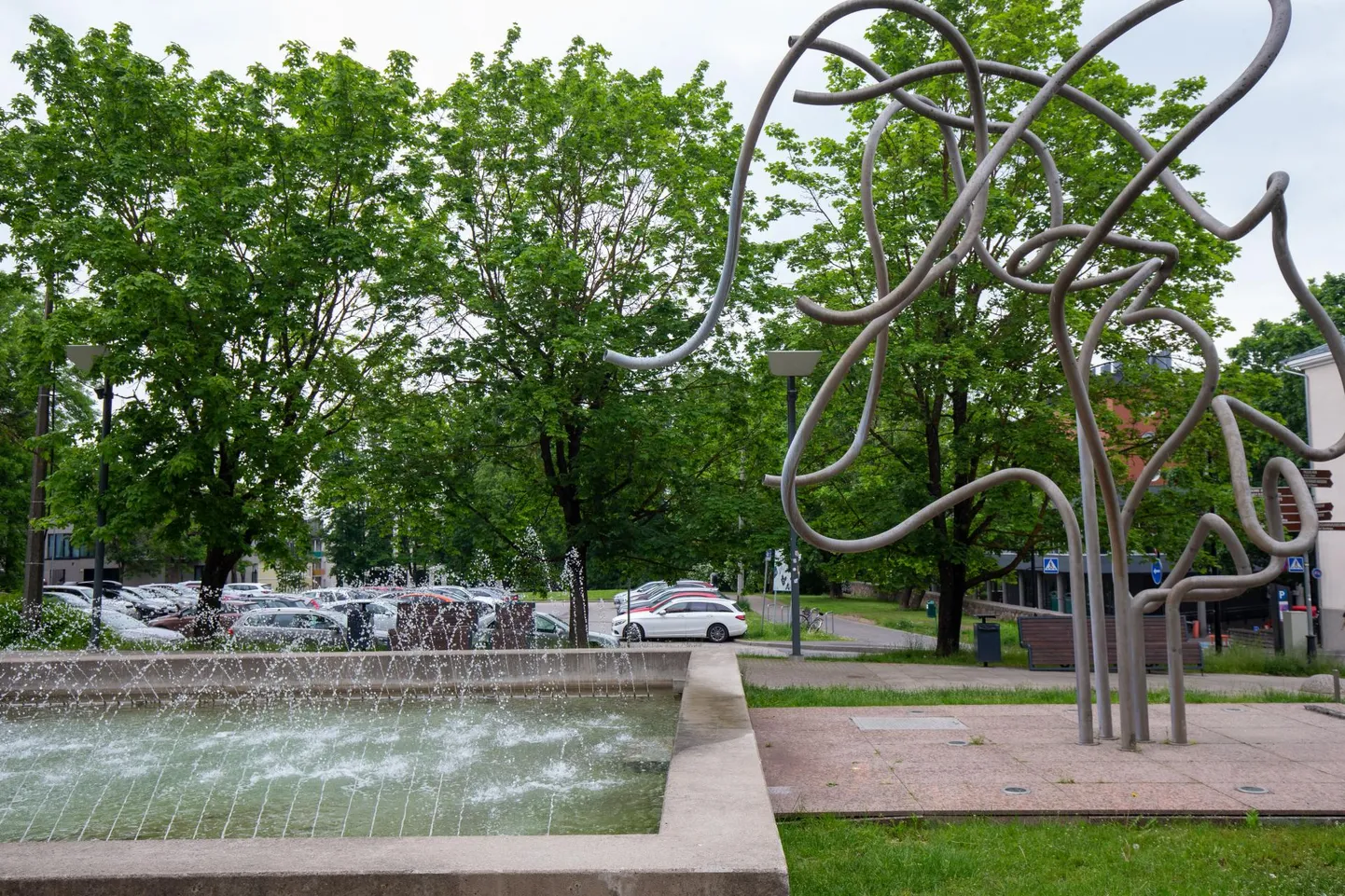 Lotmani monumendiga juhtus tehniline äpradus, sellepärast kõik torud praegu vett ei purska.