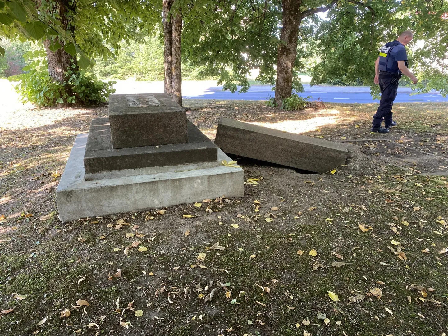 Советский памятник в Сууре-Яани находится в зеленой зоне между улицами Кёлери и Рингпуйестеэ.