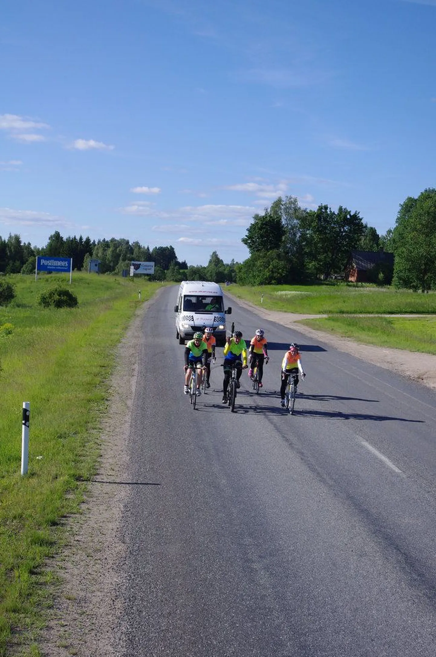 Laulupeotuld toimetavad Valgamaa valdadesse Valga rattaklubi jalgratturid.