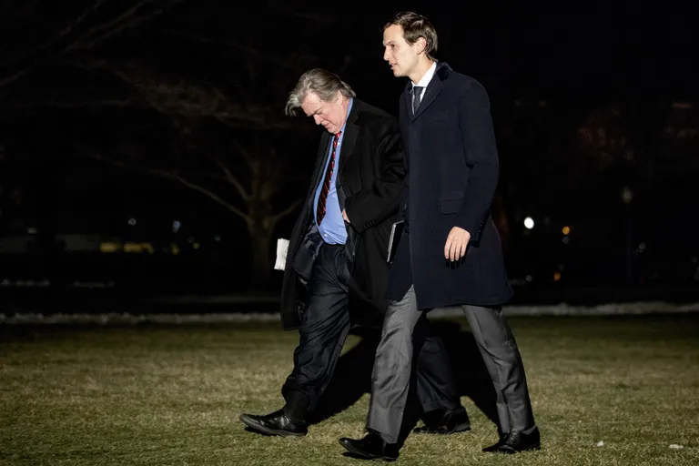 Steve Bannon (vasakul) ja Jared Kushner