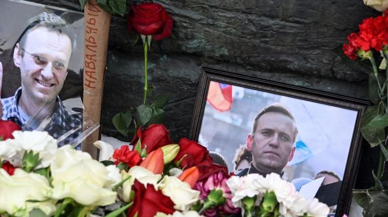 Стихийный мемориал памяти Навального у «Стены скорби» в Москве