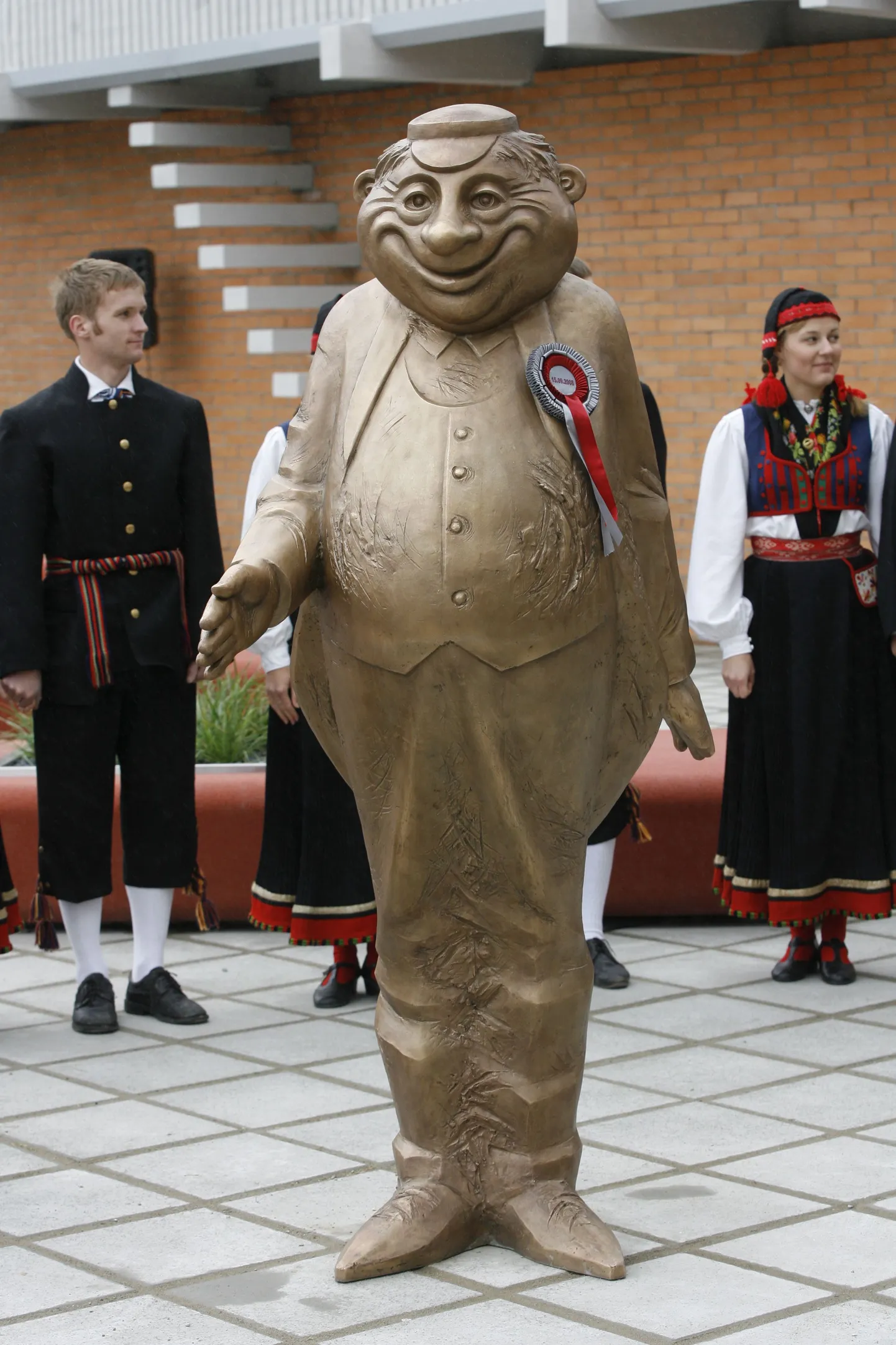 Tehnikaülikooli igavaest tudengit sümboliseeriv kuju Juulius kooli peahoone juures.