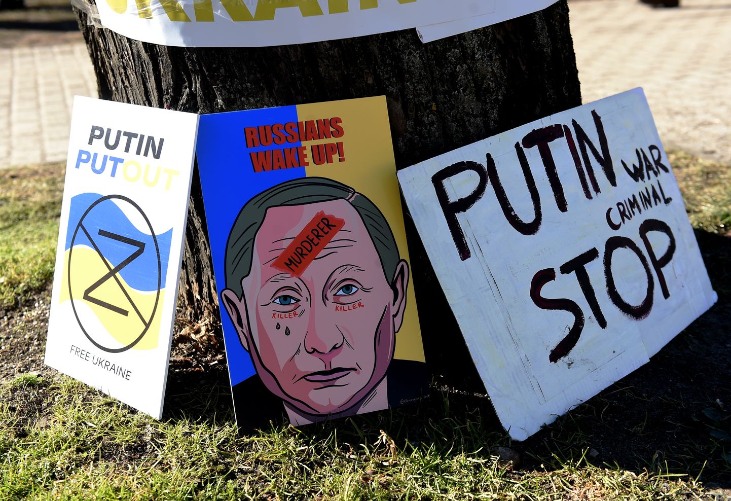 Cilvēku atstātie plakāti iepretim Krievijas vēstniecībai Rīgā, nosodot Krievijas militāro agresiju. 2022. gada pavasaris.