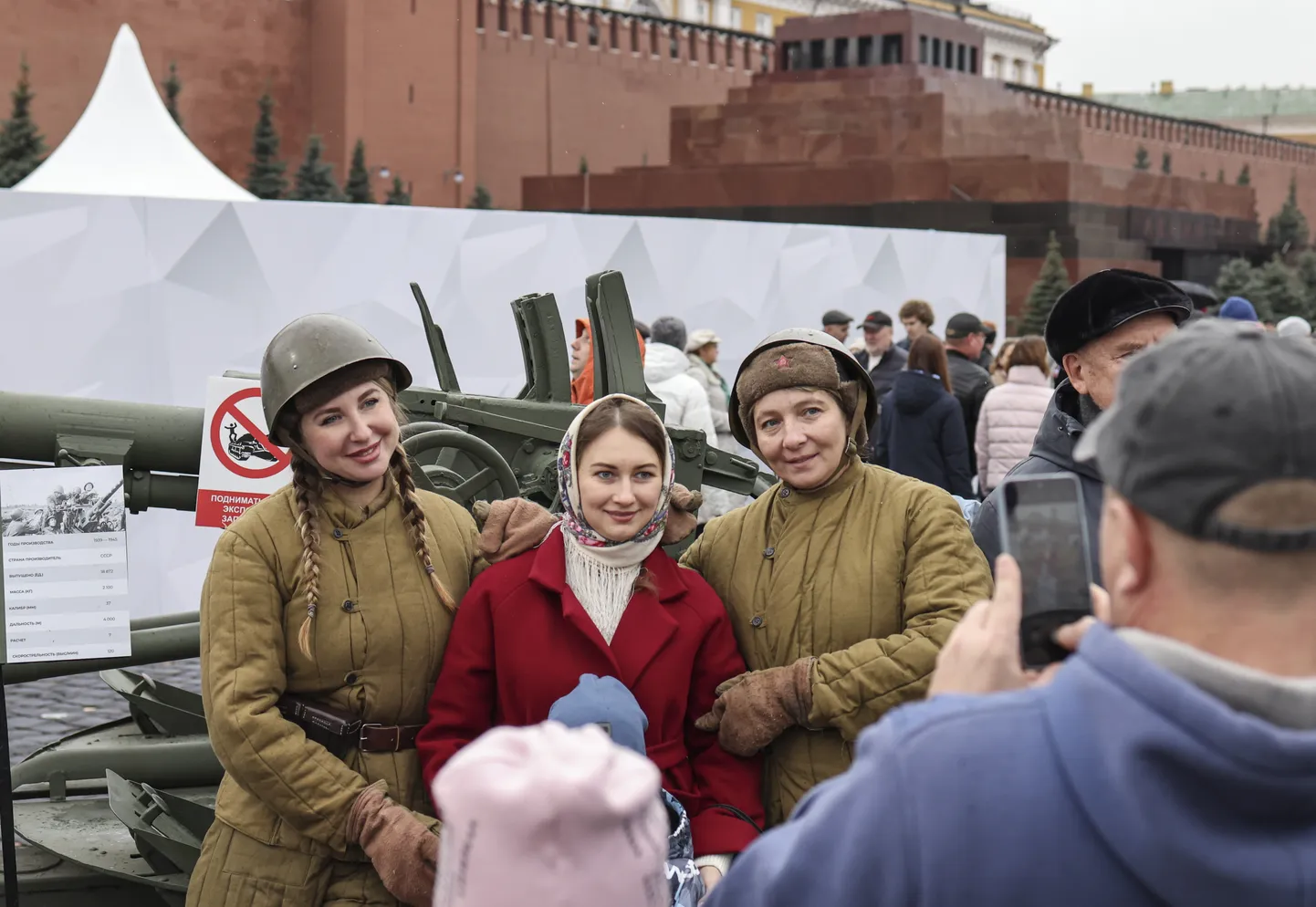 Некоторые россиянки еще радостно позируют в военной форме советских времен, а другие уже на себе прочувствовали, что такое война.