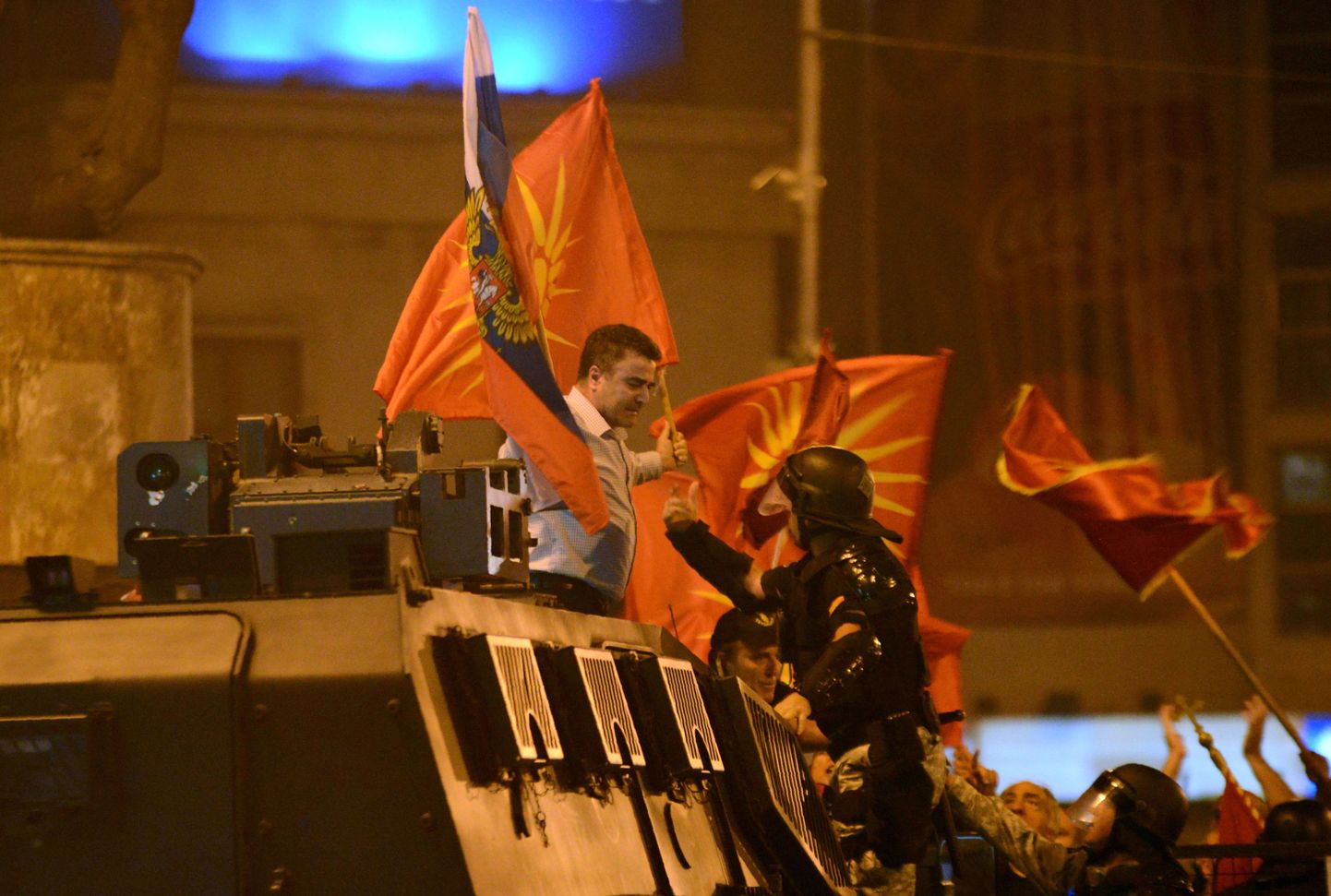 Pühapäeva õhtul avaldasid inimesed Skopjes Kreekaga sõlmitud nimekokkulepe vastu meelt.