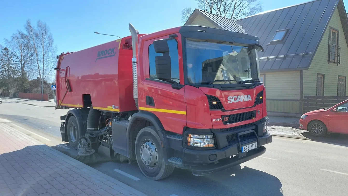 Vaakumimur toimetab Rakvere tänavatel.