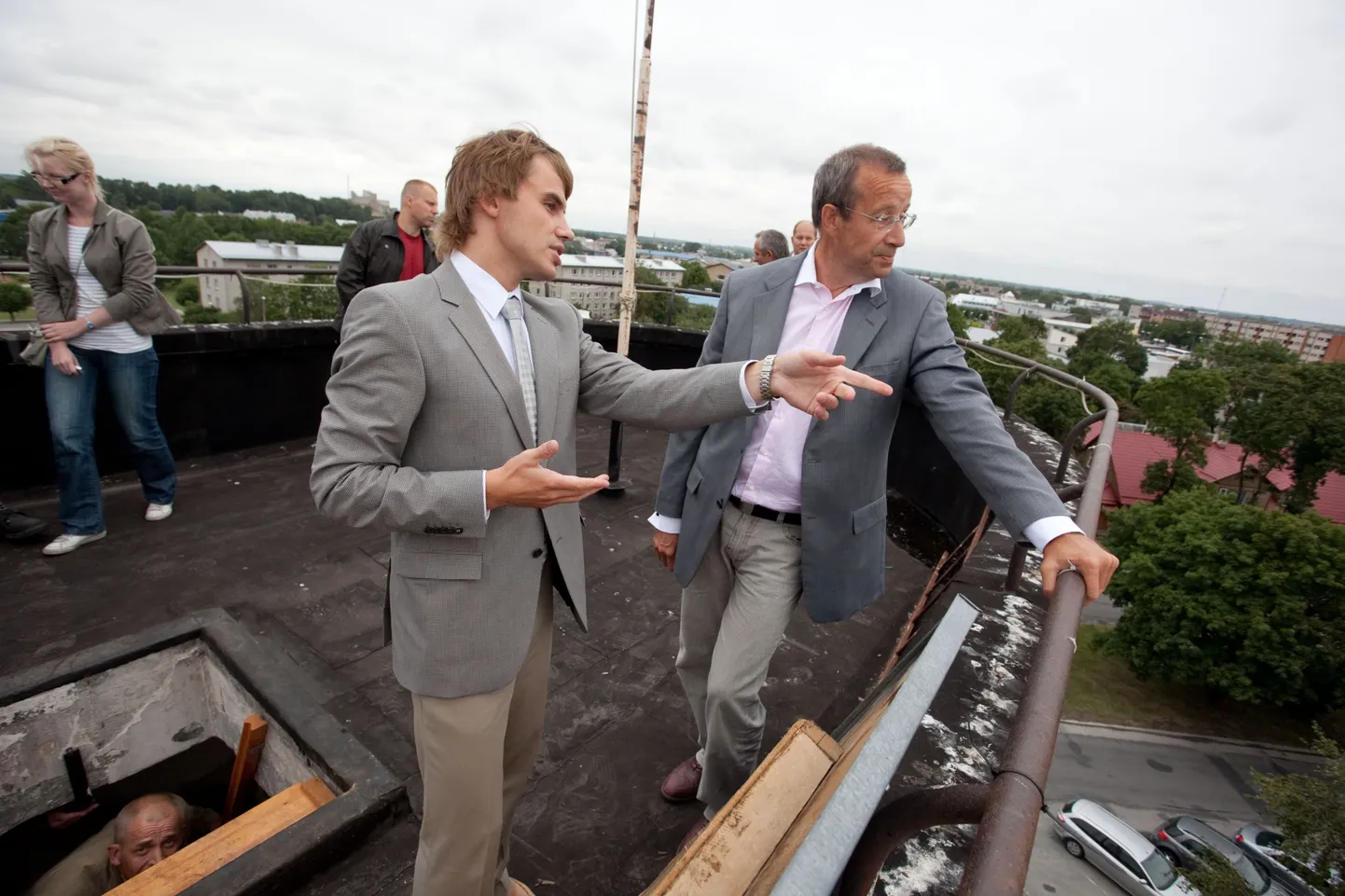Rakvere linnapea Rannar Vassiljev (vasakul) andis president Toomas Hendrik Ilvesele ülevaate Rakvere linna tormikahjude kohta.
