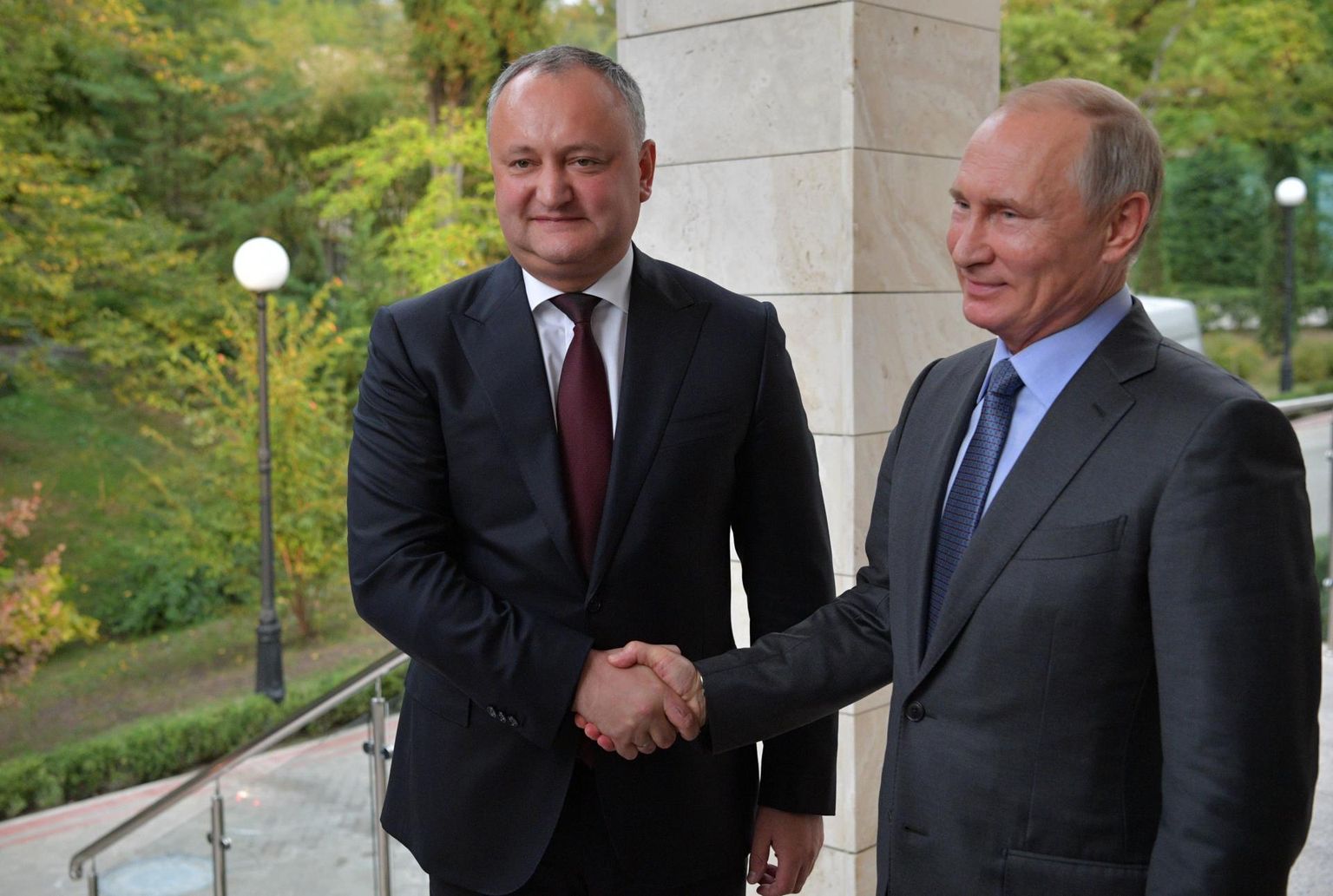 Moldova president Igor Dodon (vasakul) kohtumas Sotšis oma Venemaa ametikaaslase Vladimir Putiniga ühel arvukatest käikudest riiki, mille tugi on talle võimul püsimiseks hädatarvilik. 