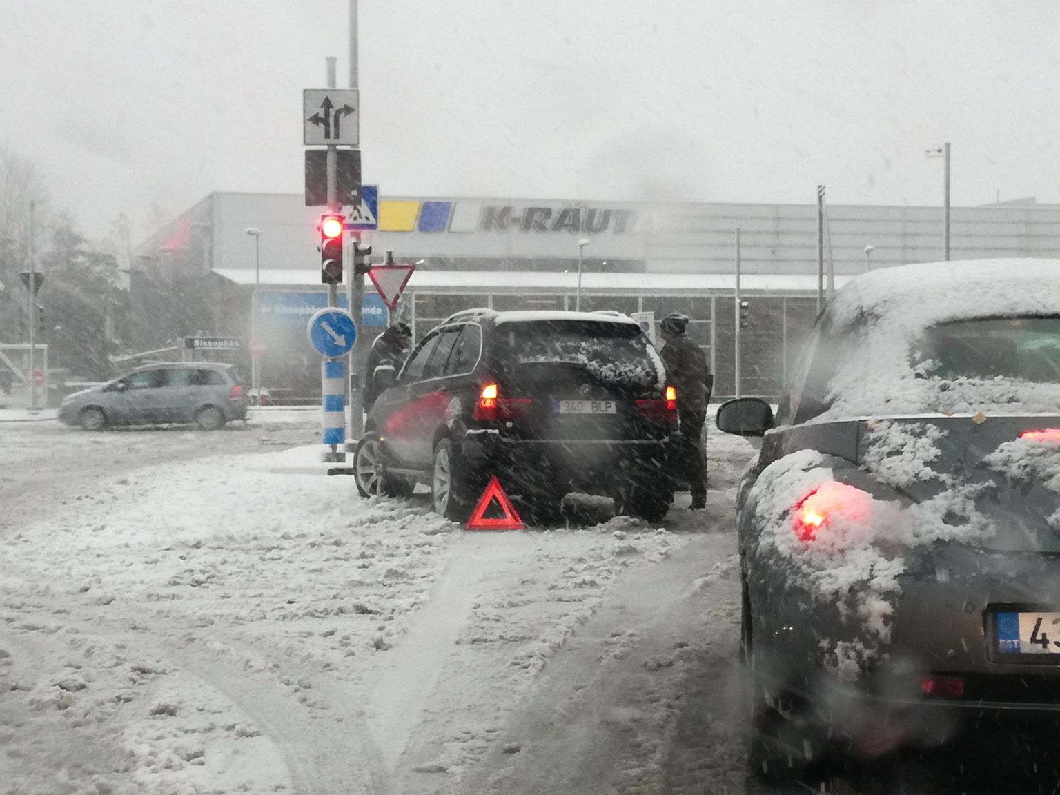 Pärnumaal anti selle sügise esimese suurema lumesajuga politseile teada 11 liiklusõnnetusest.