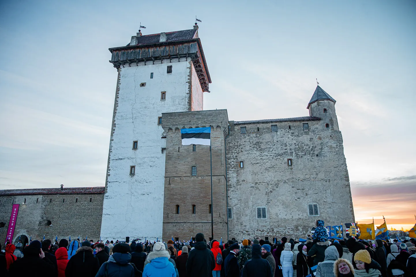Праздничная церемония поднятия государственного флага во дворе Нарвского замка в День независимости Эстонии. 24 февраля 2022 года.