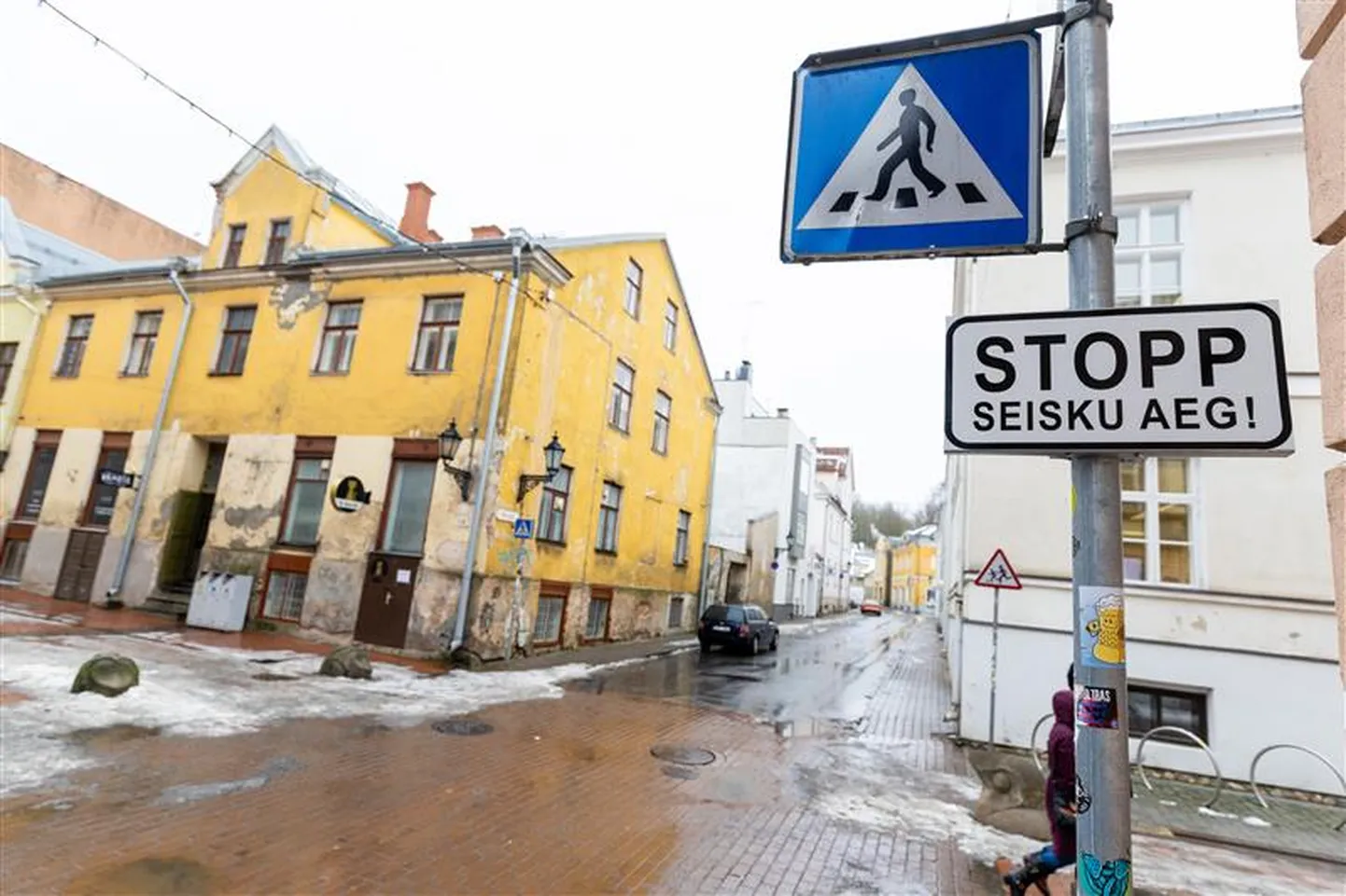 Huvitava tekstiga silt seisab Tartu kesklinnas Rüütli ja Munga tänava ristmikul.