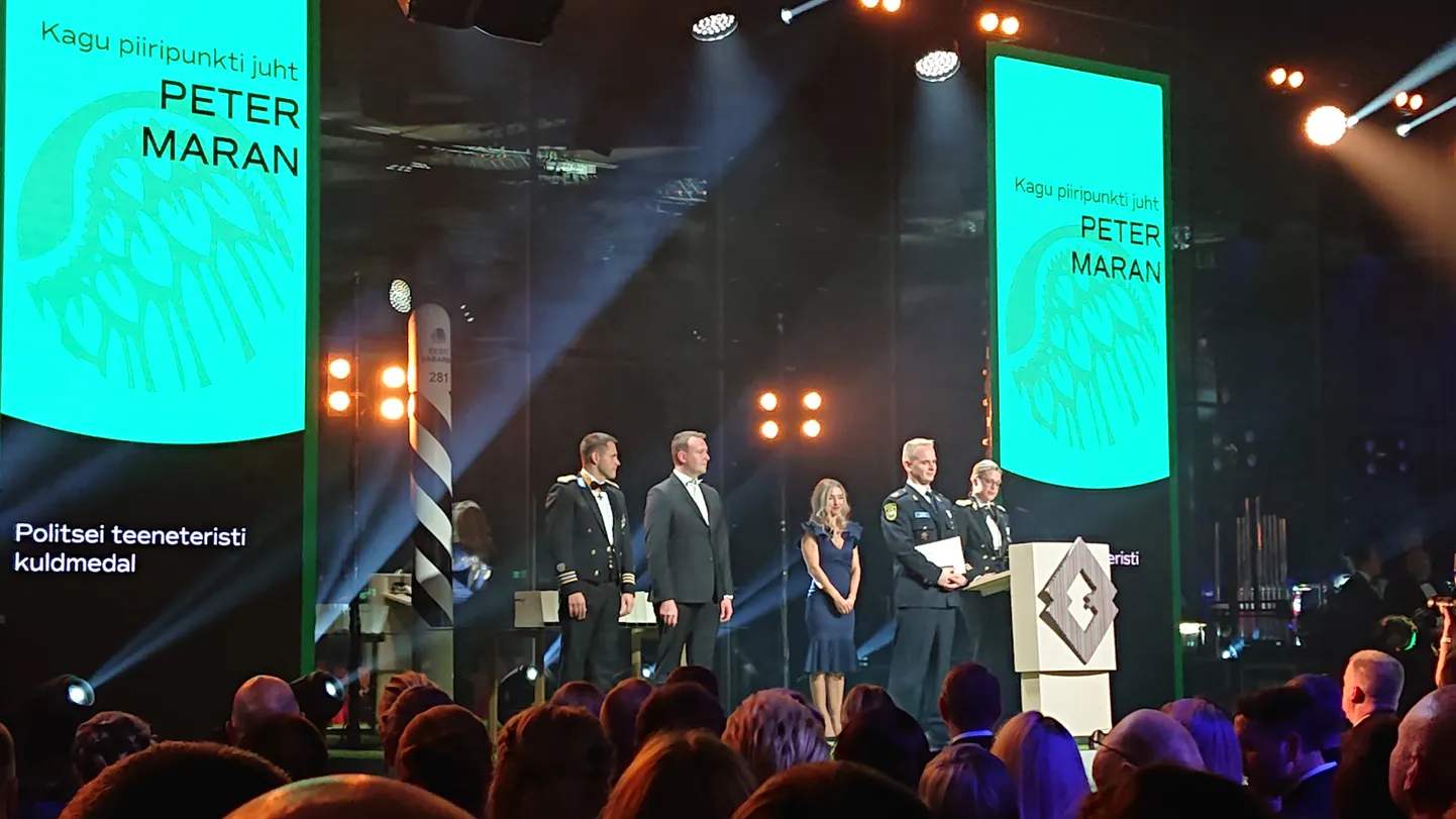 Politsei teeneteristi kuldmedali pälvis Kagu piiripunkti juht Peter Maran (paremalt teine).