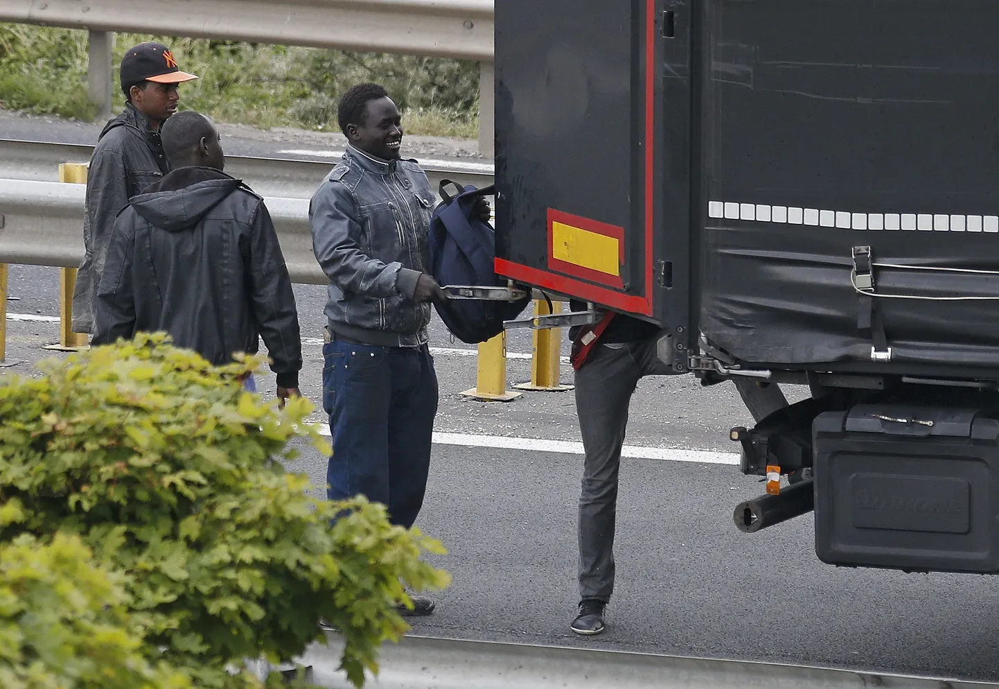 Migrandid tungimas kaubikute peale
