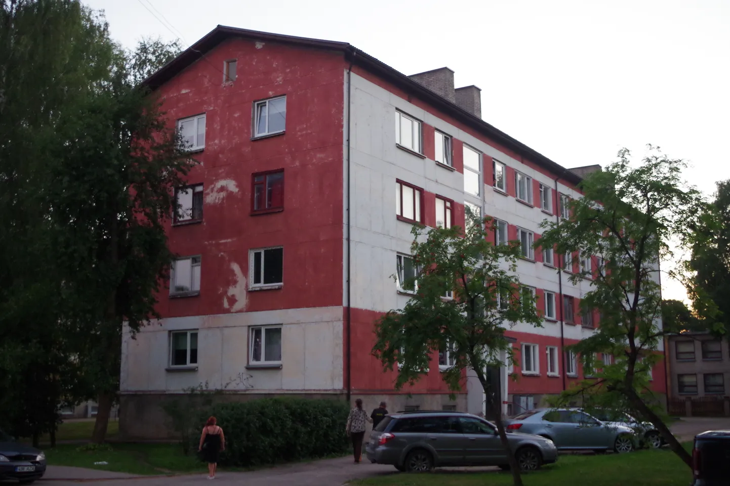Sellest Petseri tänava kortermajast leiti eelmisel nädalal tapetud mees.