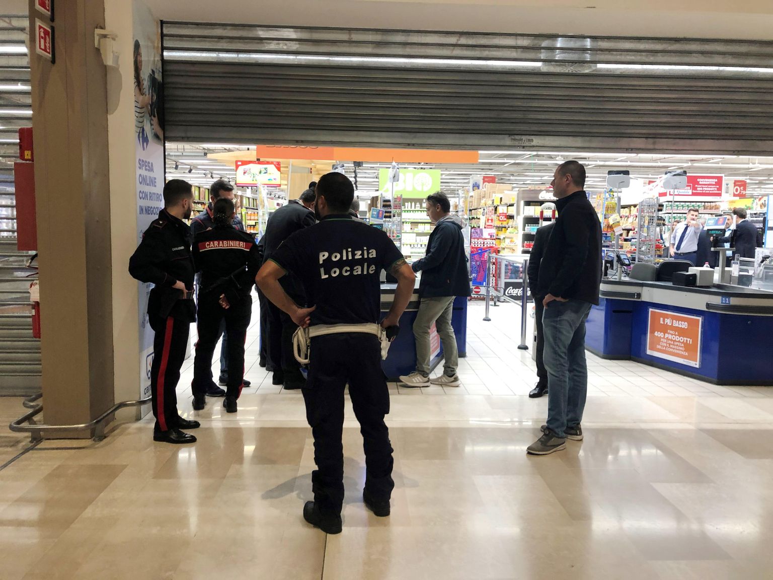 Кадр с места происшествия. В миланском торговом центре один из сотрудников схватился за нож и ранил пятерых человек.