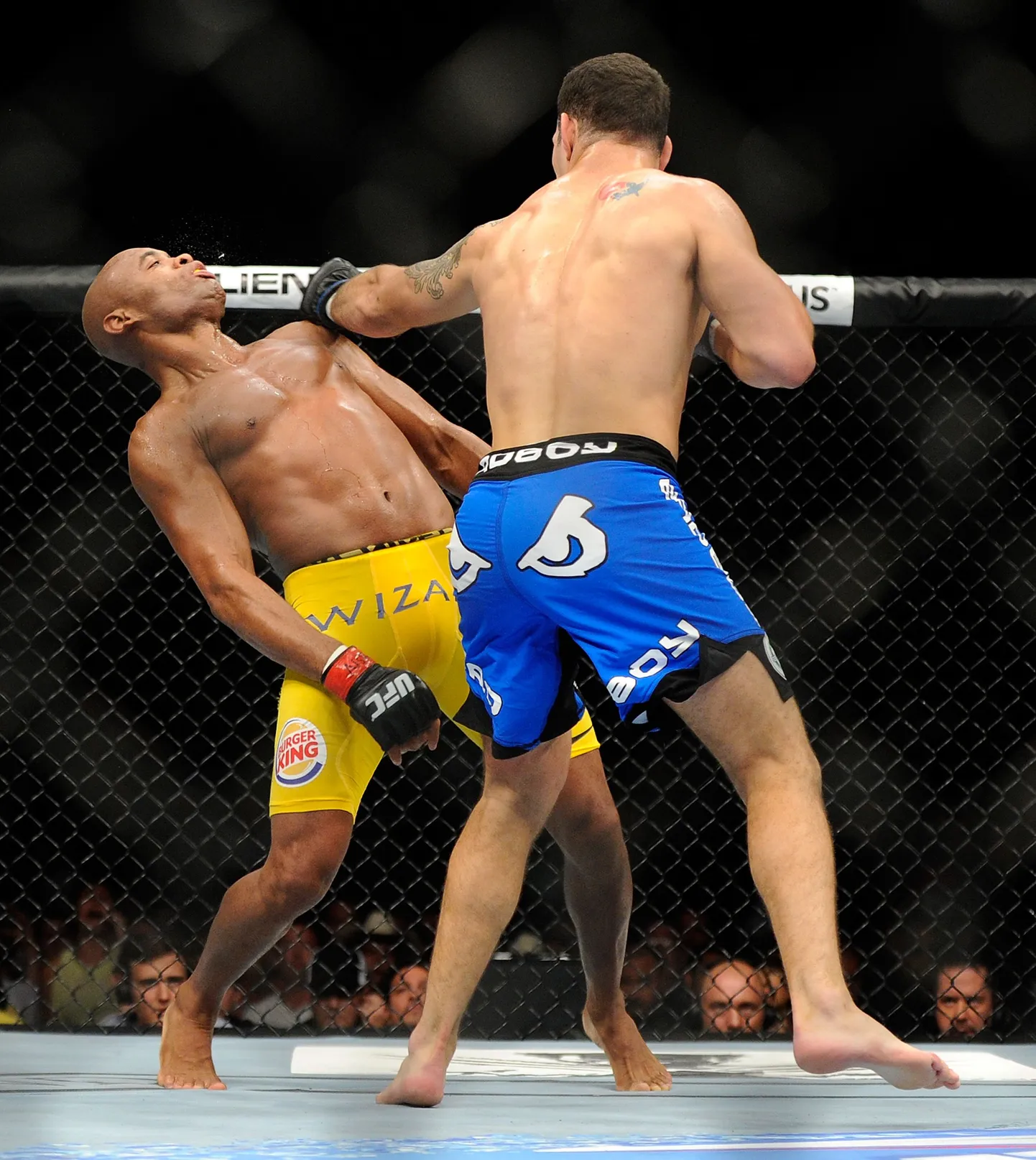 Chris Weidman (paremal alistas mõnevõrra üllatuslikult Anderson Silva