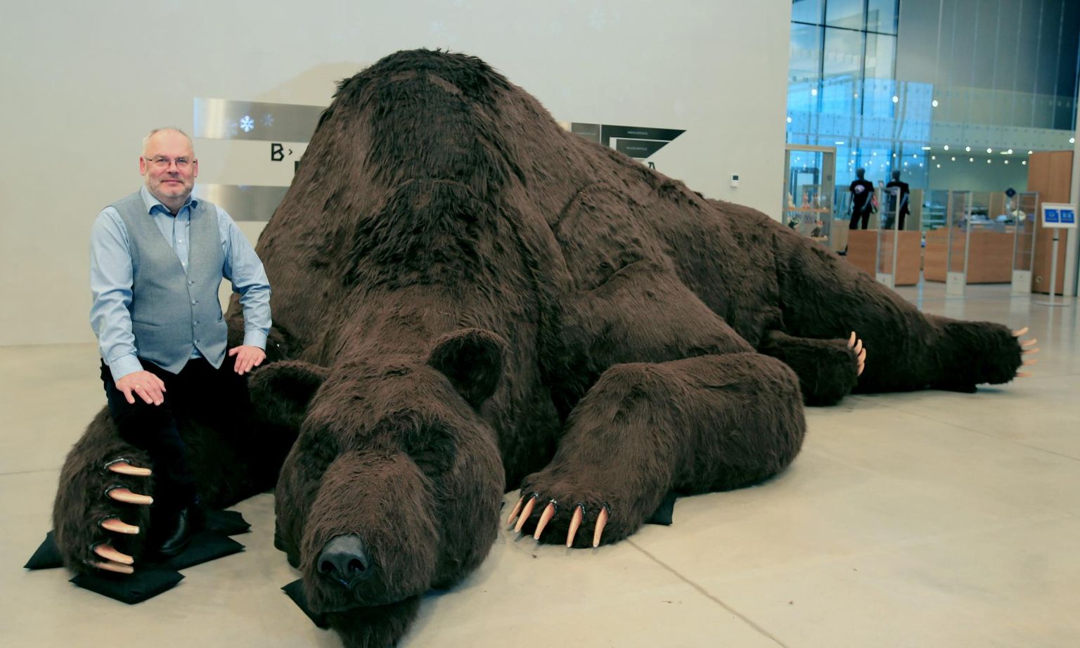 Muuseumijuht Alar Karis nägi muinasjutunäituse karu Moskvas ja otsustas, et tahab seda näitust ka ERMi. Nii läks.
 