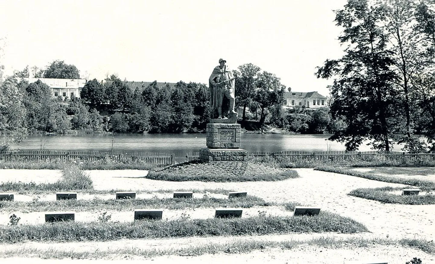 1949. aasta 5. novembril õhku lastud automaaturikuju, mida samal kujul enam ei taastatud.