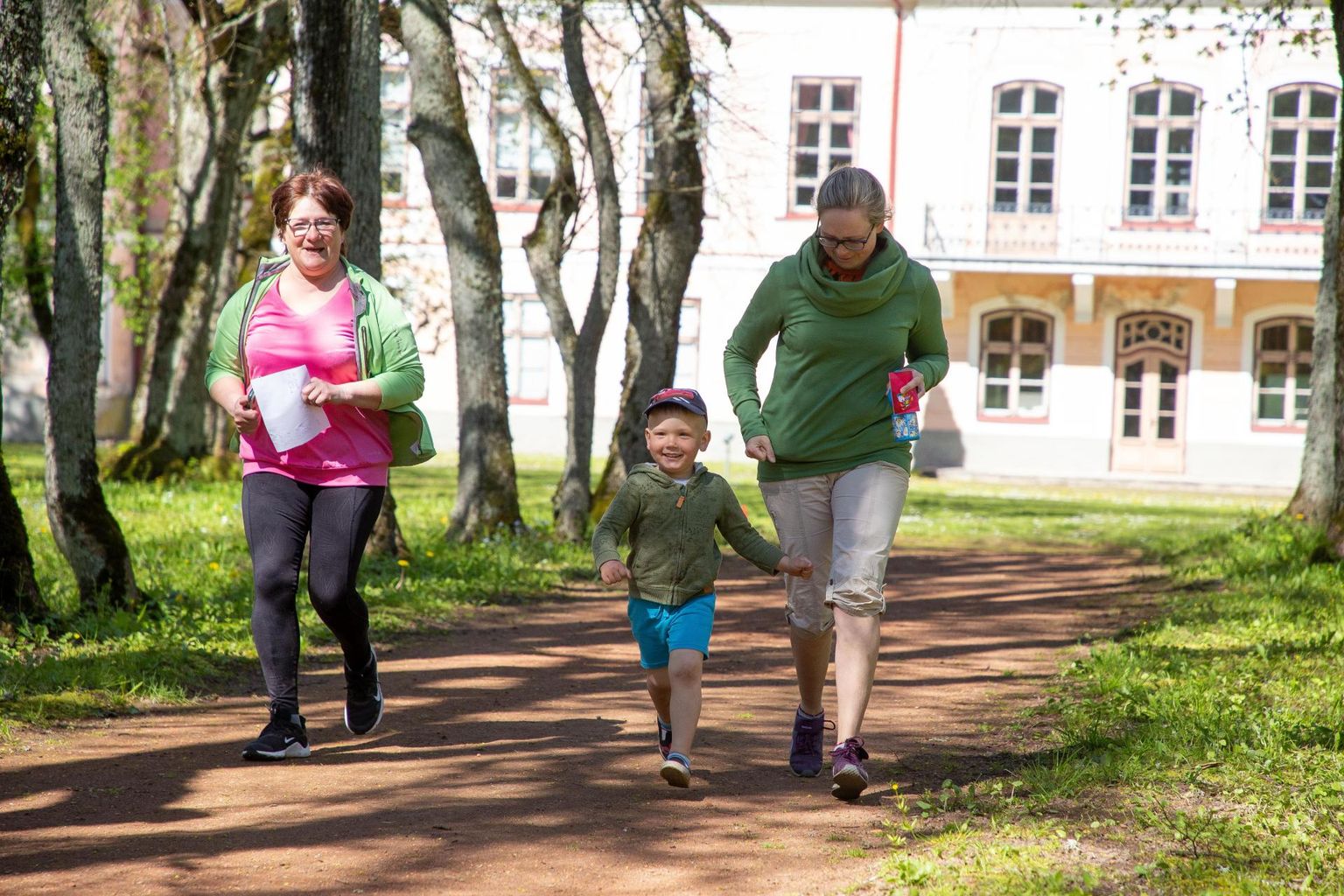 Roosna-Alliku mudilaste jooksuvõistluse eestvedaja Tiiu Väli (pildil vasakul)ei pelga ka ise lastele eeskuju näidata ning spordib nendega rõõmsalt kaasa.