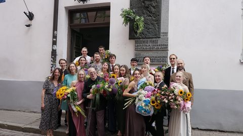 Rahumärgid ja musi rektorile: kuhu suunduvad äsja lavaka lõpetanud noored ja ägedad näitlejad?