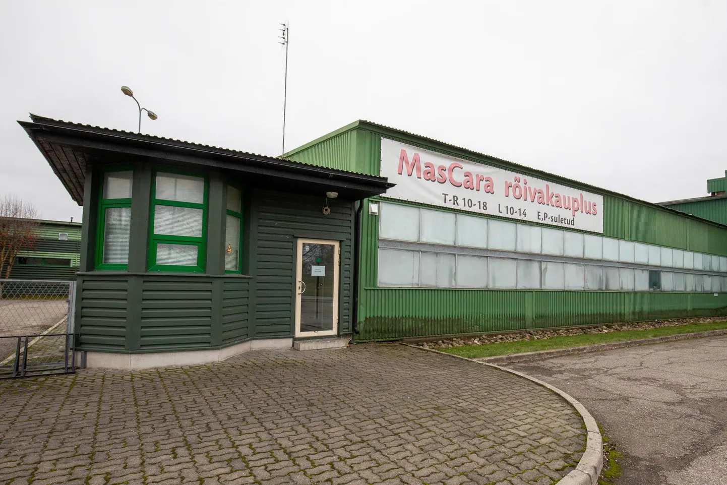 Rakveres Jaama tänaval asuv MasCara Coatsi õmblusvabrik ja samanimeline pood on suletud, kuigi suur reklaam teatas veel eile kaupluse lahtiolekust teisipäevast reedeni.