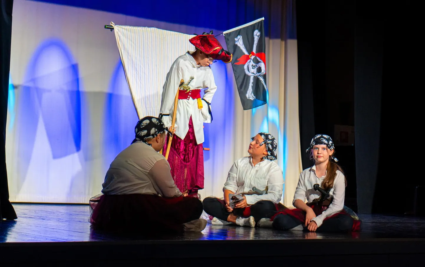 Abja lasteteater Cipolino avas lavastusega "Puujala ja ükssilma sõda" tänavuse August Kitzbergi auks peetava harrastusteatrite päeva.