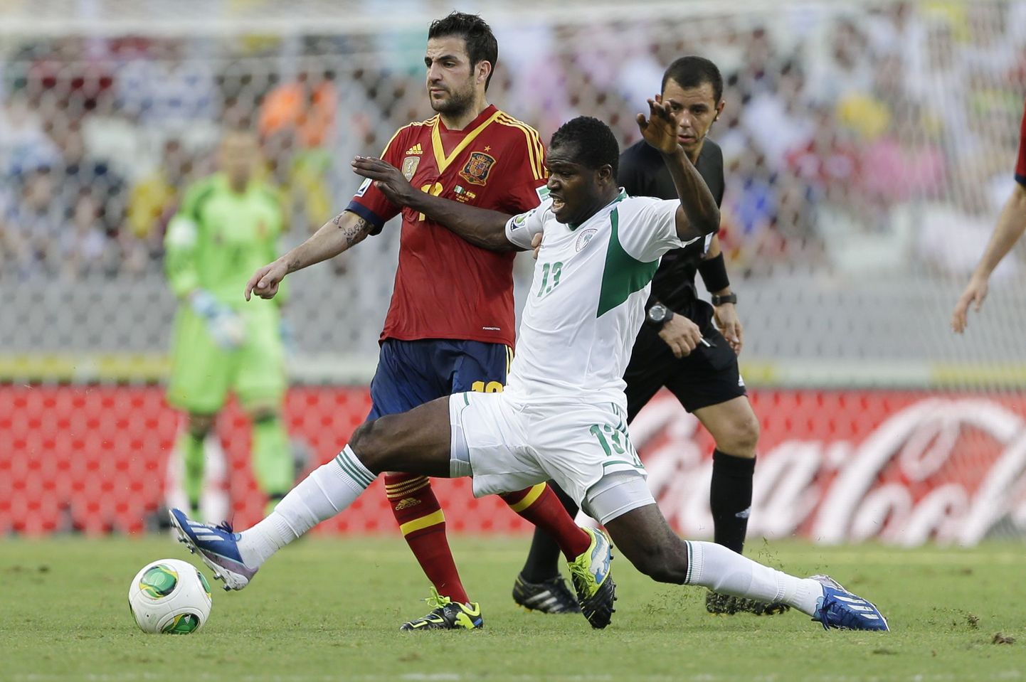 Фегор Огуде (справа) в матче за сборную Нигерии.