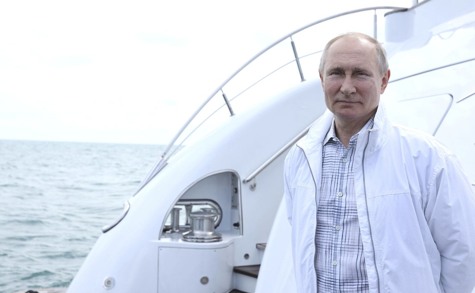 Venemaa president Vladimir Putin 29. mail 2021 Mustal merel luksusjahi pardal
