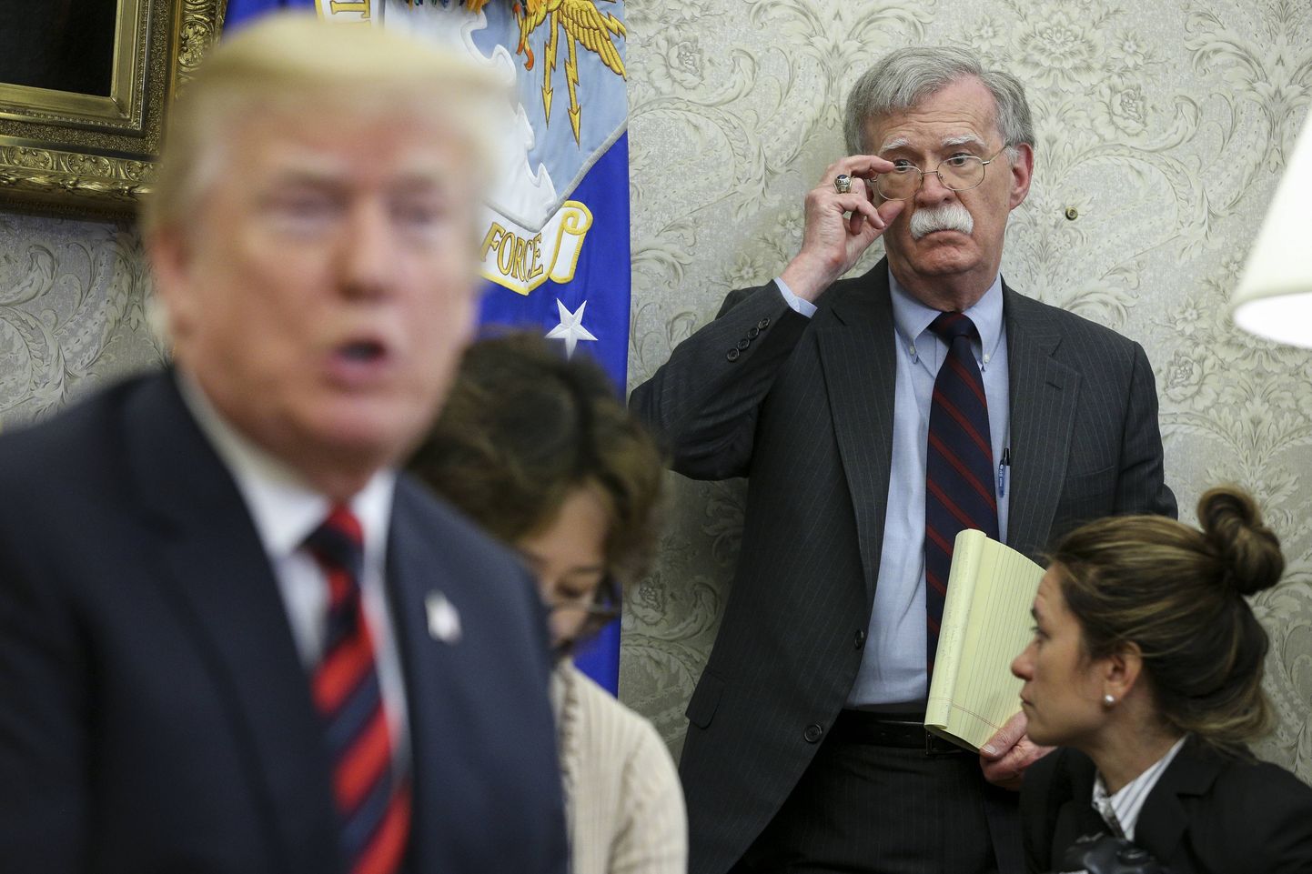 John Bolton (paremal) silmitsemas Donald Trumpi.