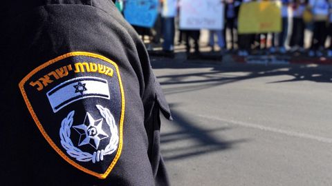 Izraēlā automašīna ietriekusies autusa pieturā. Astoņi cietušie