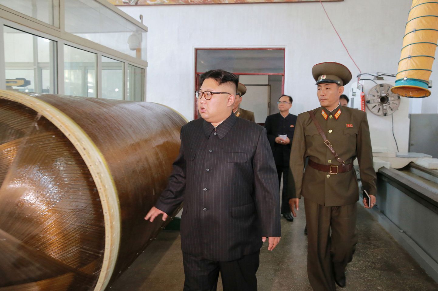 Kim Jong-un külastamas Põhja-Korea keemiainstituuti.