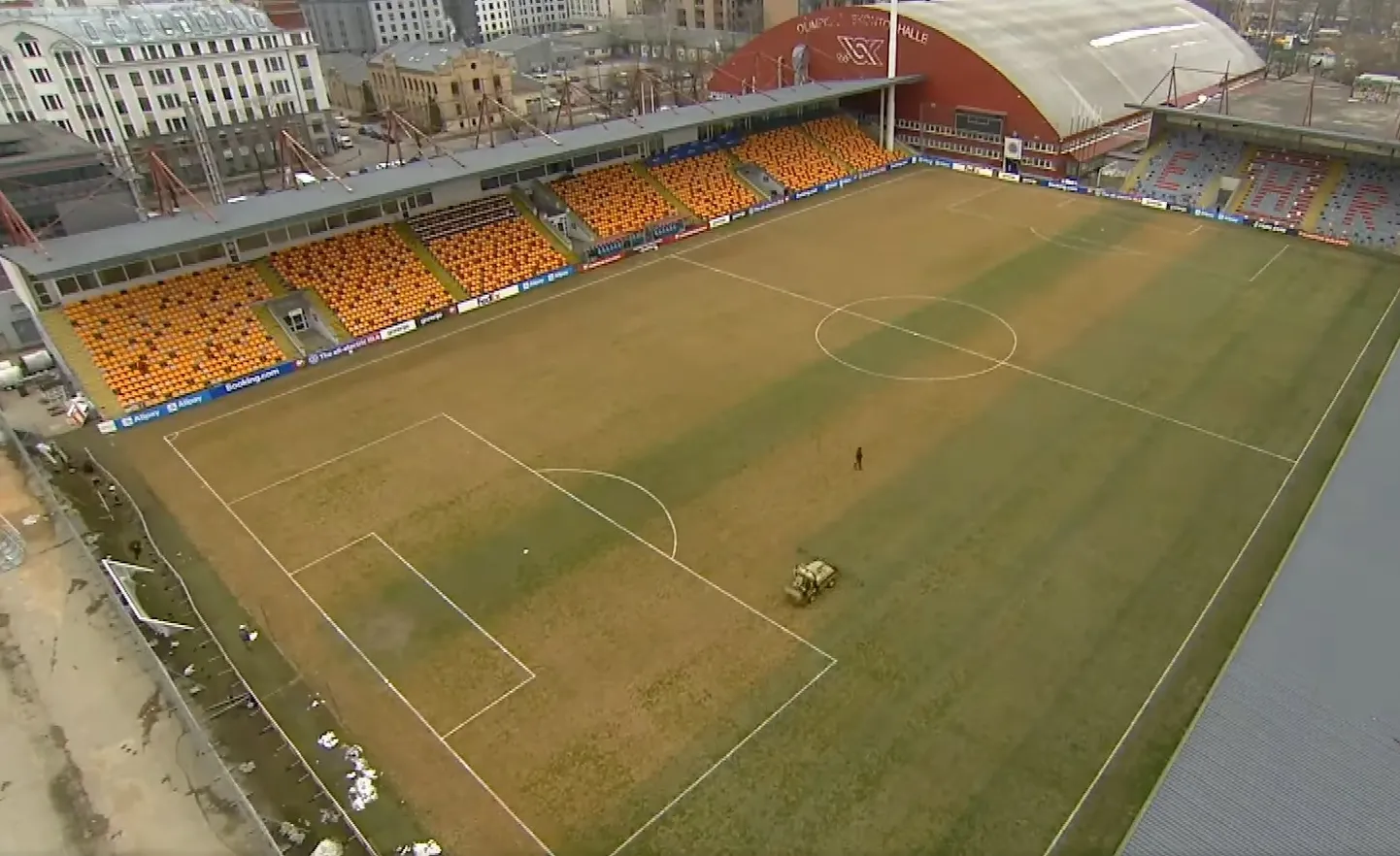 "Skonto" stadiona zāliena krāsošana.