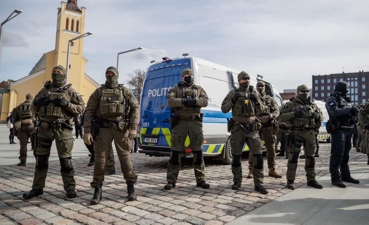 Tallinnas hoiavad meeleavaldusel osalejatel silma peal märulipolitseinikud ning Viljandi politsei piirkonnavanema sõnul on ka siin selle väljaõppega inimesi.