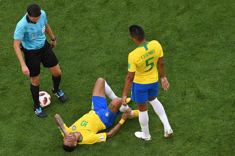 Brasiilia ründaja Neymar (pikali)