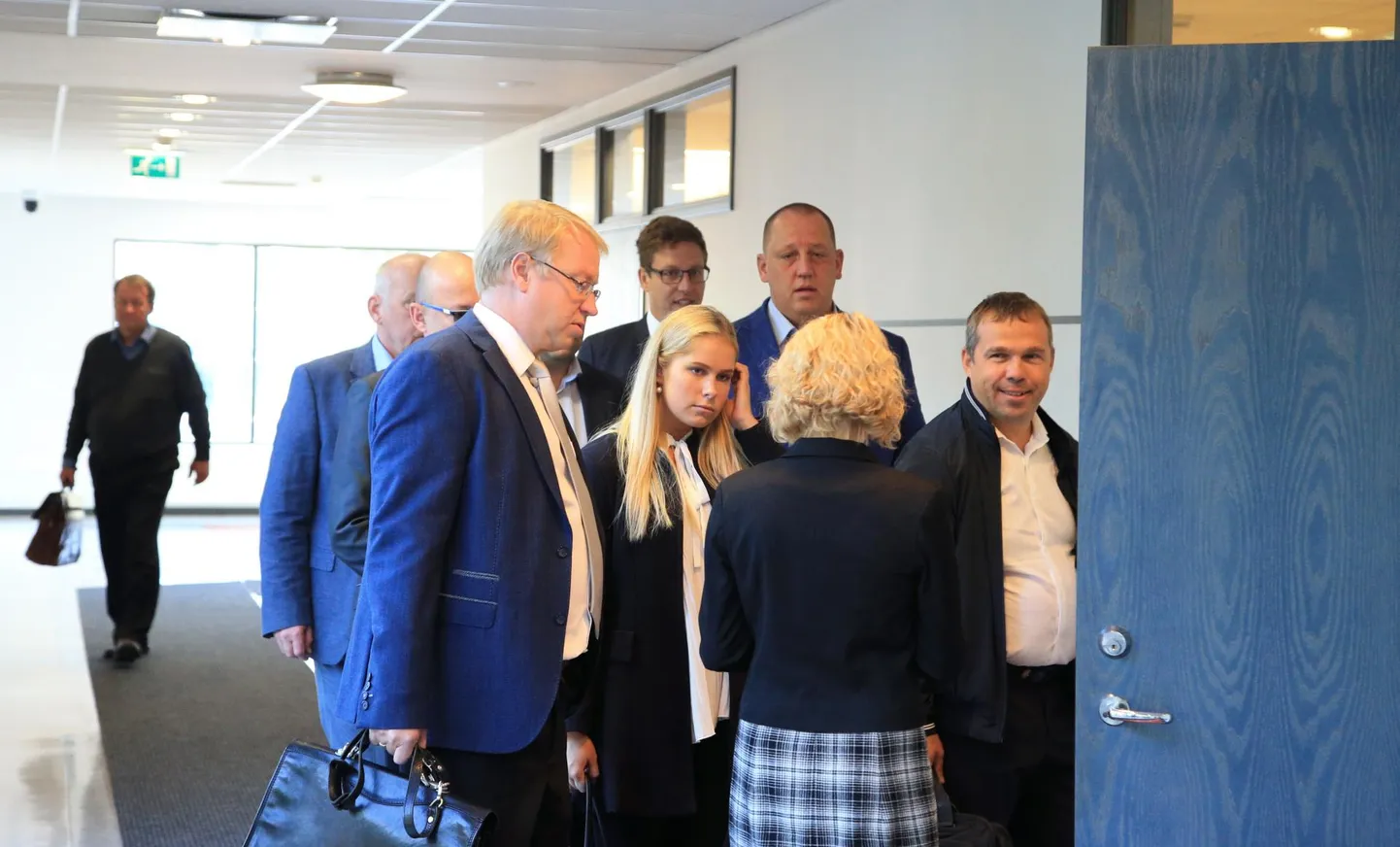 PRIA-lt hiigelsumma väljapetmises süüdistatavad ja nende kaitsjad sisenemas augsti algul avaistungiks Tartu kohtumaja saali, paremal prokuratuuriga kokkuleppele läinud põllumajandusettevõtja Aren Põder.