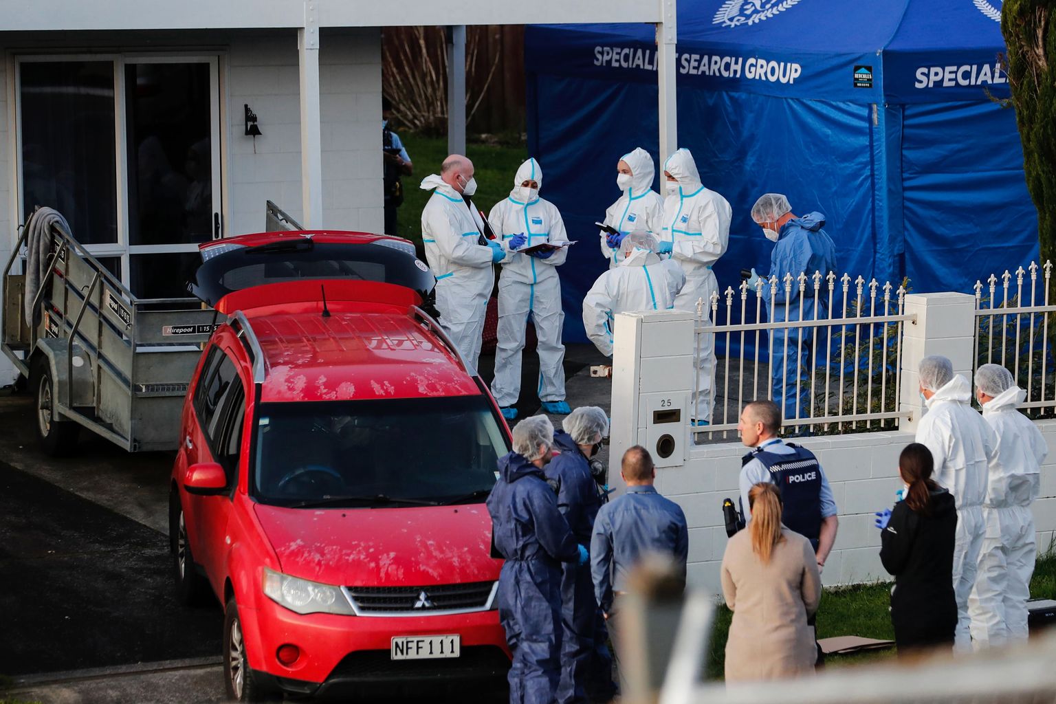 Uus-Meremaa politsei tegutsemas majas, kus avastati laooksjonilt otsetud kohvritest kahe lapse säilmed.