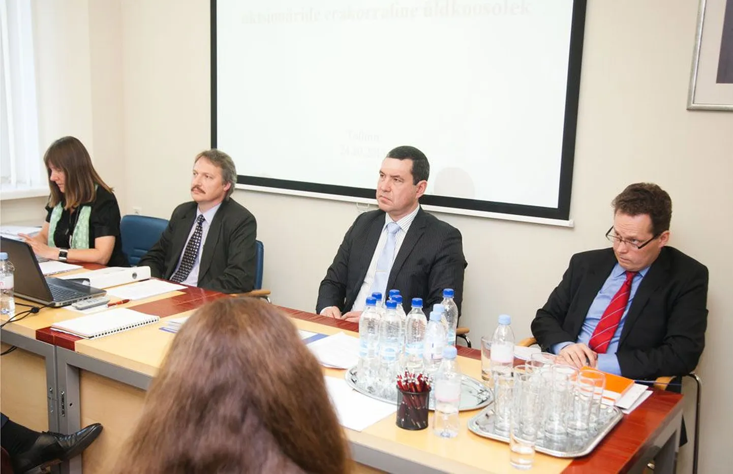 Valmar Moritz (vasakult), Aivar Leismann ja vandeadvokaat Hannes Vallikivi eilsel koosolekul.