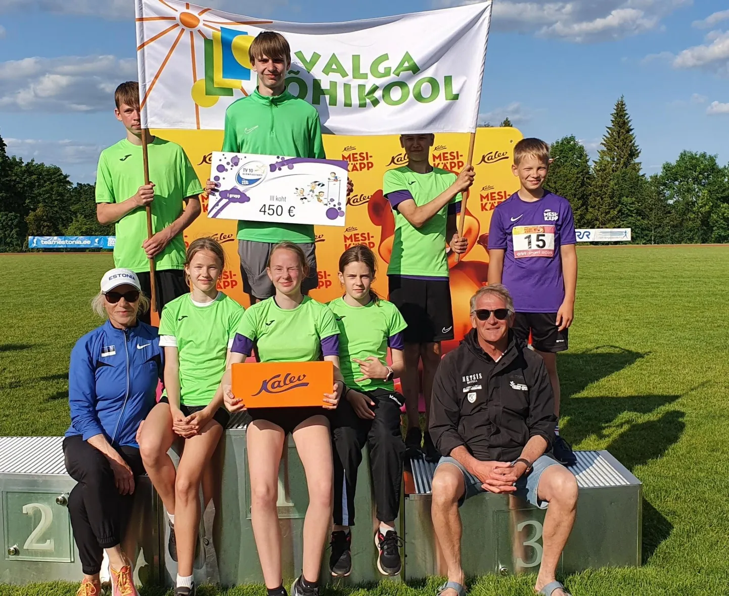 Kolmanda koha võitnud Valga põhikooli esindus: üleval vasakult Karel Poola, Karl-Andres Pahva, Jonatan Park ja Robin Viilup. All vasakult õpetaja Anneli Taul, Berit Gerassimov, Kerlin Kmito, Žaneta Pormeisters ja õpetaja Riho Meri.