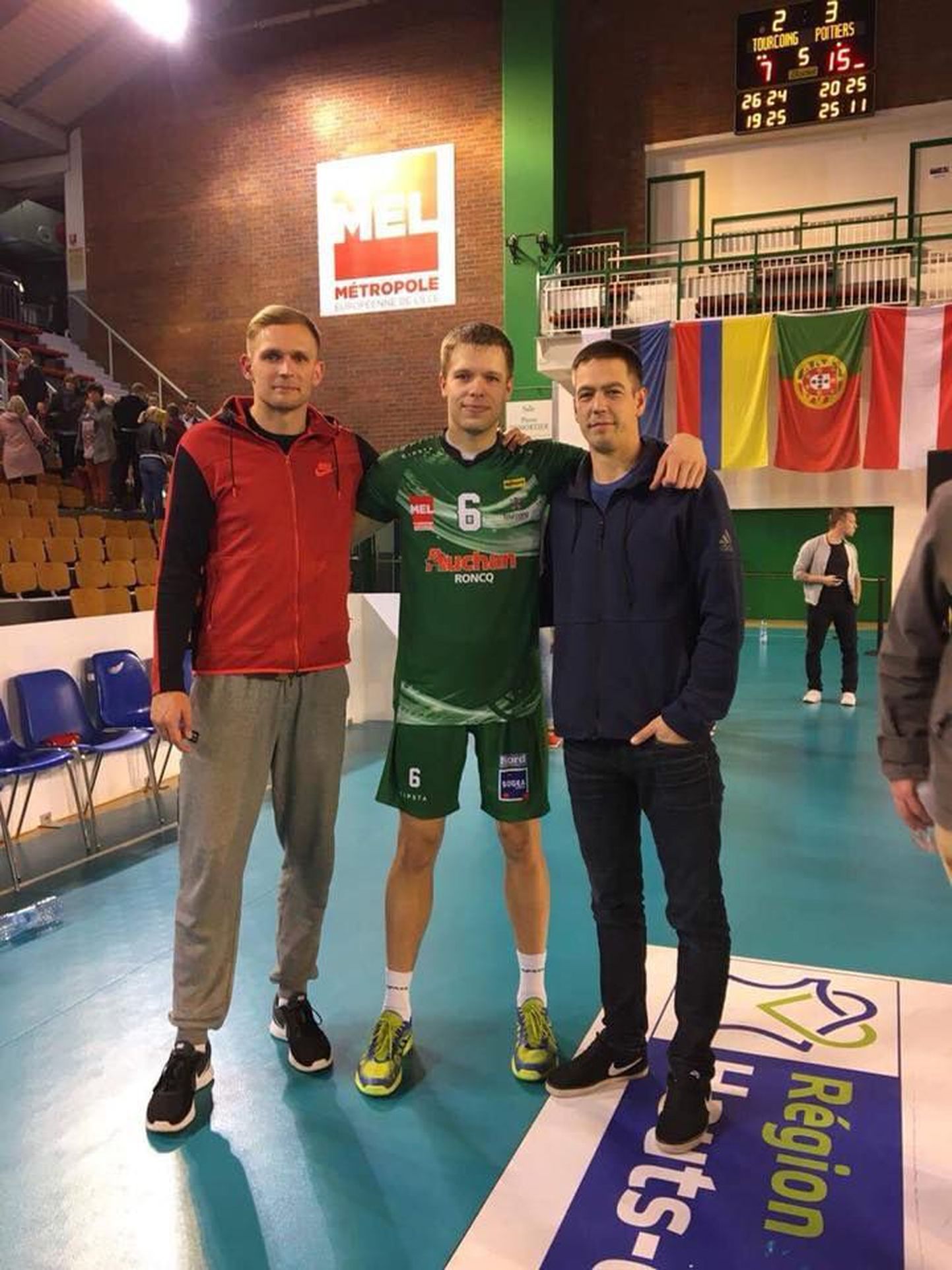 Eesti kolmik Prantsusmaal: koos Martti Juhkamiga poseerivad pildil Tartu temporündaja Meelis Kivisild (vasakul) ja sama klubi peatreener Oliver Lüütsepp.
