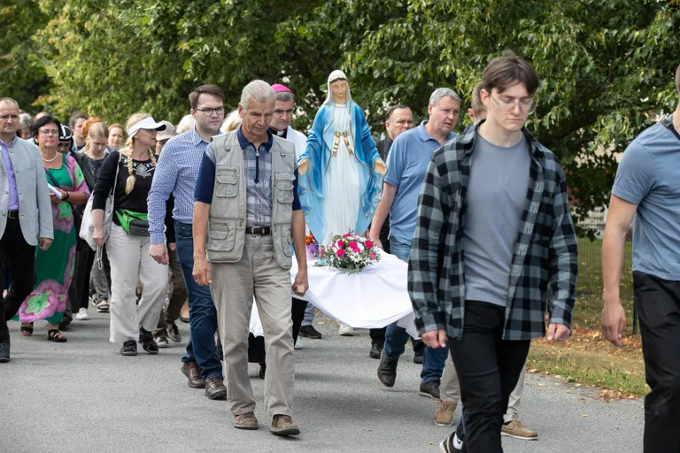 Palverännak Maarja kabeli juurde 2022: rongkäigu eesotsas kantakse Maarja kuju.
