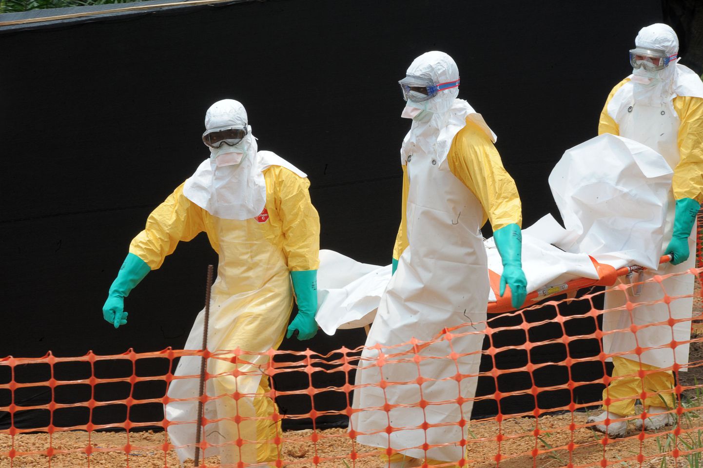 Ebolaviiruse võimalike ohvritega kokku puutuvad arstid kannavad ohutuse tagamiseks erivarustust.