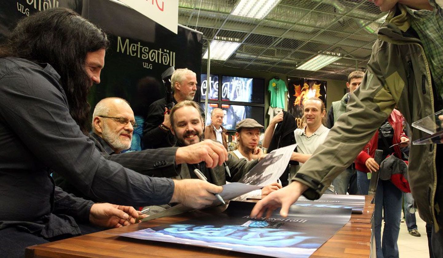 1. novembril jagasid Metsatöllu liikmed vastsele albumile autogramme koos kunstnik Jüri Arrakuga (vasakult teine), kelle söejoonistus plaadiümbrist ehib.