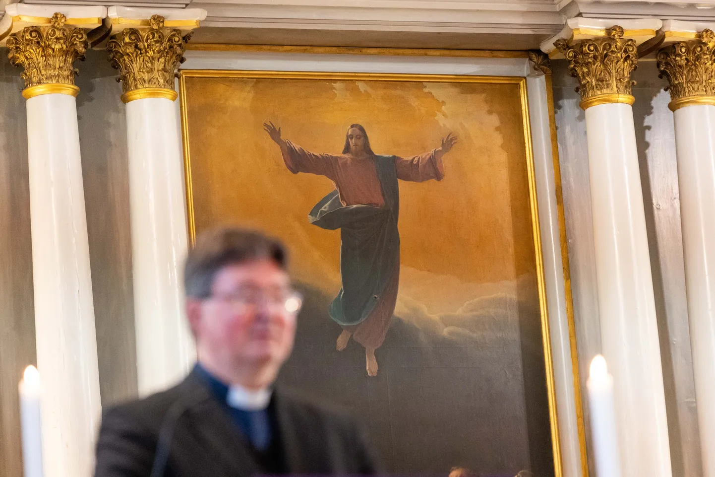 Paide Püha Risti kirikus loeti emakeelepäeva puhul ette eri keeltes meieisapalvet